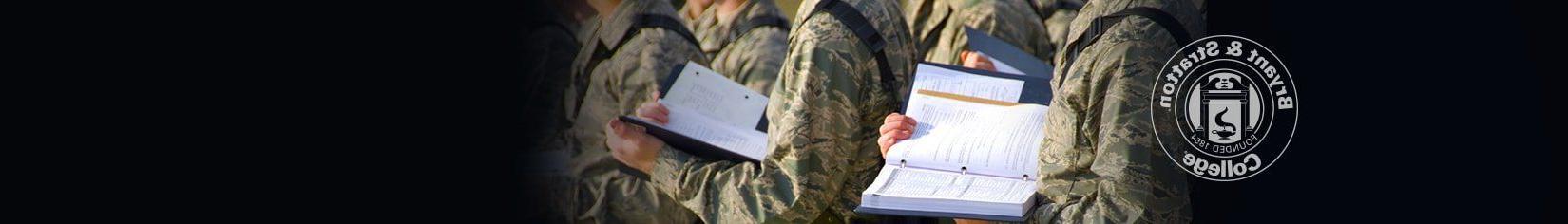 军校学生阅读教材